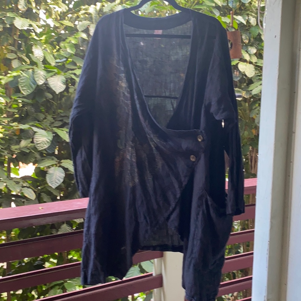 Beautiful blouse with pretty leaf pattern.
